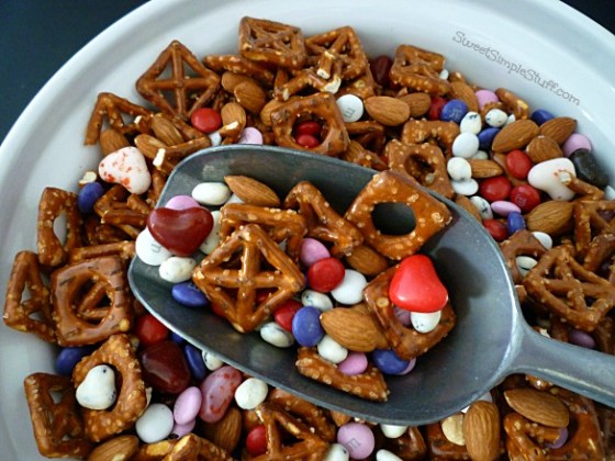 Hug and Kisses XOXO Pretzels - SweetSimpleStuff.com